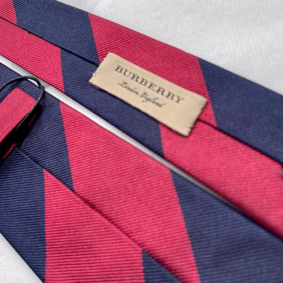 🔥STUNNING🔥🆕💯ICONIC BURBERRY HORSEFERRY NAVY RED CREST SLIM MOTIF TIE🔥 - Picture 4 of 16